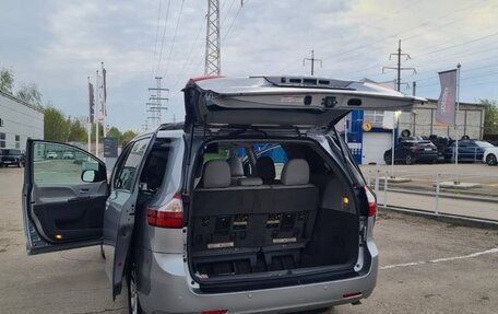 Toyota Sienna III, 2017 год, 3 300 000 рублей, 13 фотография
