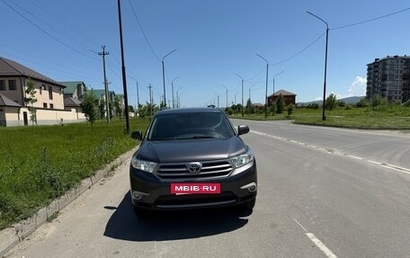 Toyota Highlander III, 2012 год, 1 820 000 рублей, 2 фотография