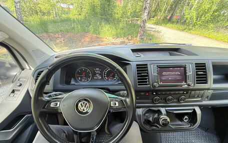 Volkswagen Multivan T6 рестайлинг, 2017 год, 3 900 000 рублей, 14 фотография