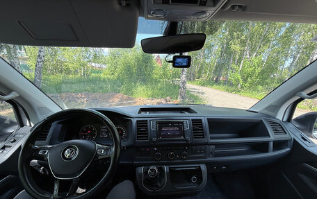 Volkswagen Multivan T6 рестайлинг, 2017 год, 3 900 000 рублей, 15 фотография