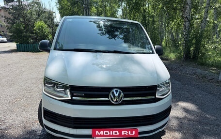 Volkswagen Multivan T6 рестайлинг, 2017 год, 3 900 000 рублей, 8 фотография