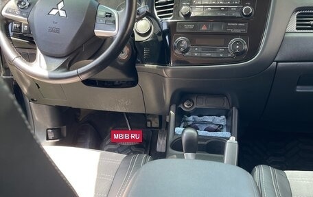 Mitsubishi Outlander III рестайлинг 3, 2014 год, 1 810 000 рублей, 2 фотография