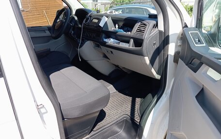Volkswagen Caravelle T6 рестайлинг, 2016 год, 2 100 000 рублей, 10 фотография