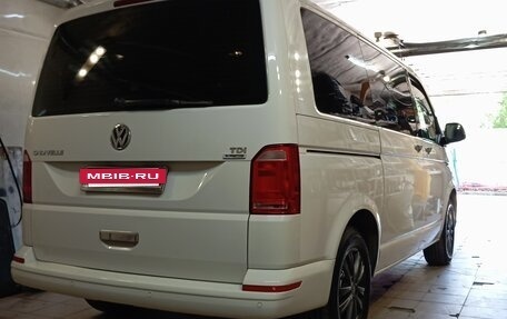 Volkswagen Caravelle T6 рестайлинг, 2016 год, 2 100 000 рублей, 11 фотография