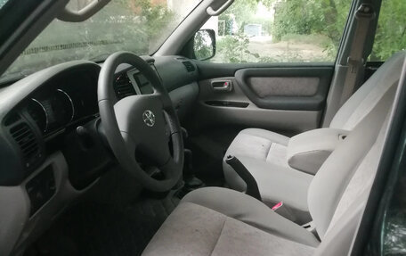 Toyota Land Cruiser 100 рестайлинг 2, 2005 год, 2 080 000 рублей, 6 фотография