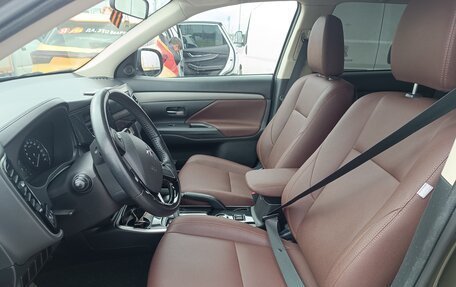 Mitsubishi Outlander III рестайлинг 3, 2018 год, 1 800 000 рублей, 8 фотография