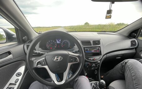 Hyundai Solaris II рестайлинг, 2011 год, 630 000 рублей, 2 фотография