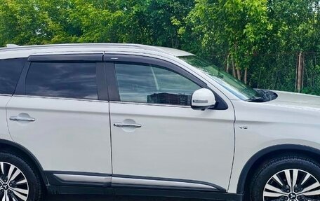 Mitsubishi Outlander III рестайлинг 3, 2019 год, 3 600 000 рублей, 4 фотография