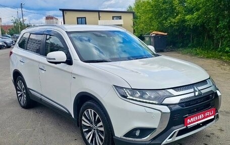 Mitsubishi Outlander III рестайлинг 3, 2019 год, 3 600 000 рублей, 6 фотография
