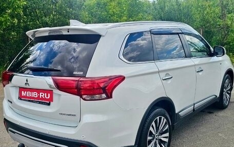 Mitsubishi Outlander III рестайлинг 3, 2019 год, 3 600 000 рублей, 5 фотография