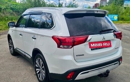 Mitsubishi Outlander III рестайлинг 3, 2019 год, 3 600 000 рублей, 7 фотография