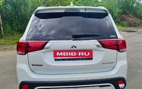 Mitsubishi Outlander III рестайлинг 3, 2019 год, 3 600 000 рублей, 3 фотография