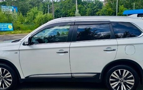 Mitsubishi Outlander III рестайлинг 3, 2019 год, 3 600 000 рублей, 8 фотография