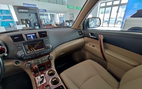 Toyota Highlander III, 2011 год, 2 095 000 рублей, 10 фотография