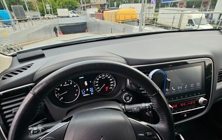 Mitsubishi Outlander III рестайлинг 3, 2021 год, 2 450 000 рублей, 10 фотография