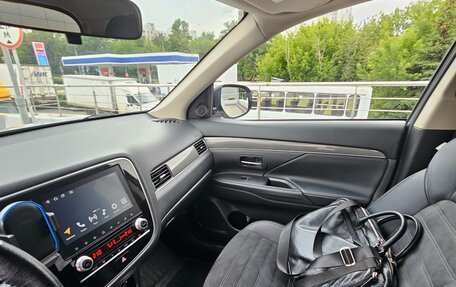 Mitsubishi Outlander III рестайлинг 3, 2021 год, 2 450 000 рублей, 11 фотография