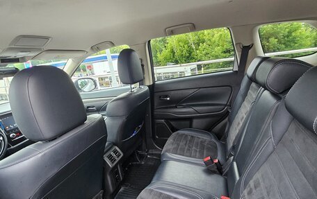Mitsubishi Outlander III рестайлинг 3, 2021 год, 2 450 000 рублей, 12 фотография