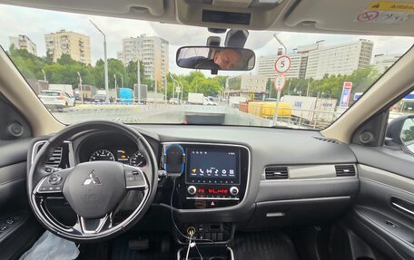 Mitsubishi Outlander III рестайлинг 3, 2021 год, 2 450 000 рублей, 13 фотография