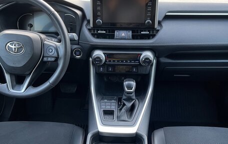 Toyota RAV4, 2021 год, 3 700 000 рублей, 6 фотография