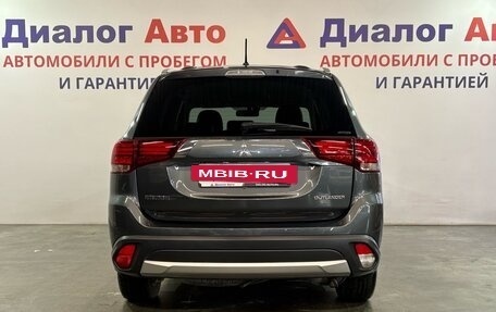 Mitsubishi Outlander III рестайлинг 3, 2015 год, 1 740 000 рублей, 4 фотография