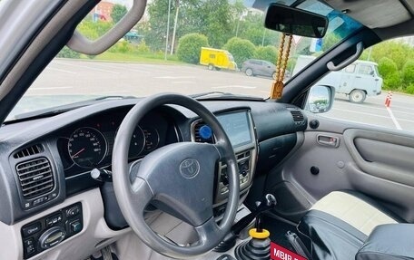 Toyota Land Cruiser 100 рестайлинг 2, 2005 год, 1 850 000 рублей, 12 фотография