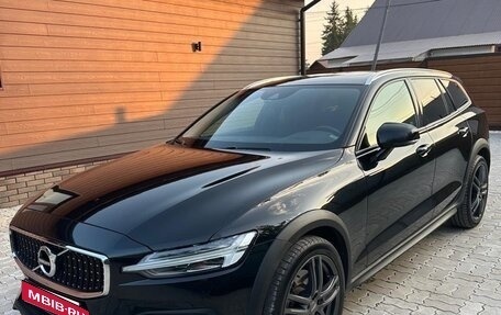 Volvo V60 Cross Country II, 2019 год, 3 450 000 рублей, 1 фотография