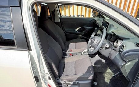 Toyota Yaris Cross, 2022 год, 1 880 000 рублей, 8 фотография
