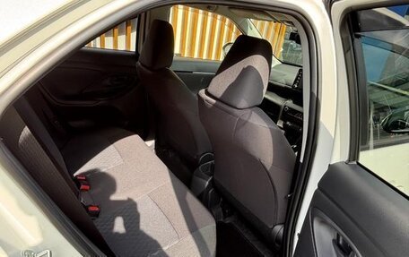 Toyota Yaris Cross, 2022 год, 1 880 000 рублей, 21 фотография