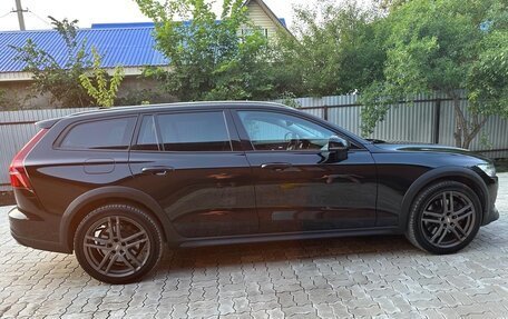 Volvo V60 Cross Country II, 2019 год, 3 450 000 рублей, 8 фотография