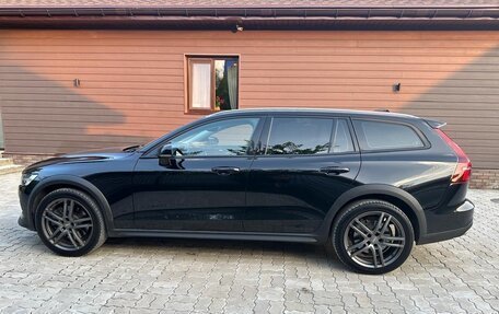 Volvo V60 Cross Country II, 2019 год, 3 450 000 рублей, 7 фотография