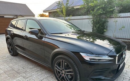 Volvo V60 Cross Country II, 2019 год, 3 450 000 рублей, 2 фотография