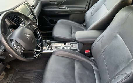 Mitsubishi Outlander III рестайлинг 3, 2018 год, 2 650 000 рублей, 14 фотография