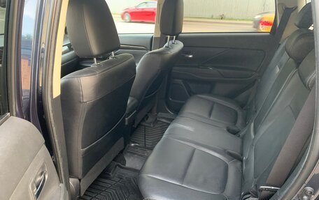 Mitsubishi Outlander III рестайлинг 3, 2018 год, 2 650 000 рублей, 17 фотография