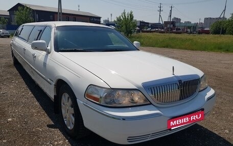 Lincoln Town Car III рестайлинг, 2004 год, 590 000 рублей, 2 фотография