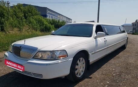 Lincoln Town Car III рестайлинг, 2004 год, 590 000 рублей, 3 фотография