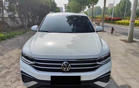 Volkswagen Tiguan II, 2023 год, 2 390 099 рублей, 2 фотография