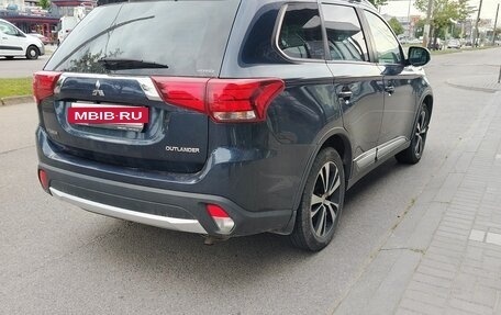 Mitsubishi Outlander III рестайлинг 3, 2018 год, 1 750 000 рублей, 2 фотография