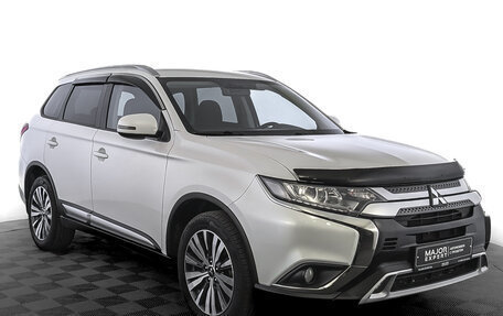 Mitsubishi Outlander III рестайлинг 3, 2020 год, 2 100 000 рублей, 3 фотография