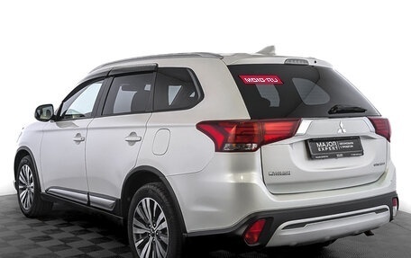 Mitsubishi Outlander III рестайлинг 3, 2020 год, 2 100 000 рублей, 7 фотография