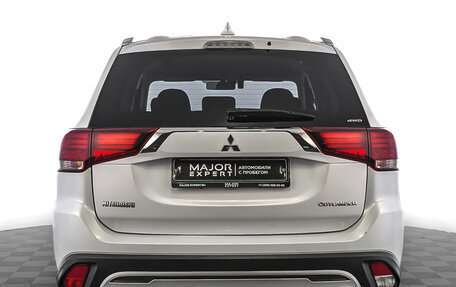 Mitsubishi Outlander III рестайлинг 3, 2020 год, 2 100 000 рублей, 6 фотография
