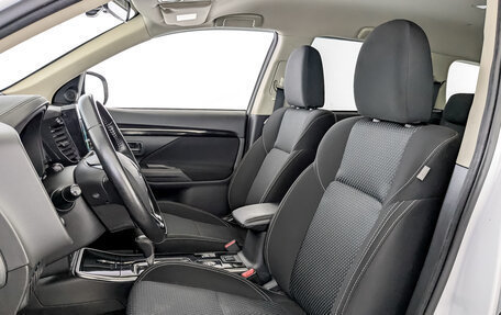 Mitsubishi Outlander III рестайлинг 3, 2020 год, 2 100 000 рублей, 20 фотография