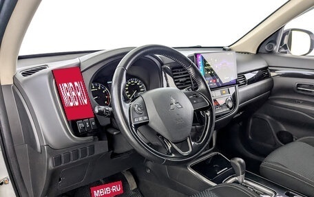 Mitsubishi Outlander III рестайлинг 3, 2020 год, 2 100 000 рублей, 16 фотография