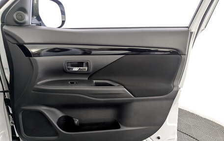 Mitsubishi Outlander III рестайлинг 3, 2020 год, 2 100 000 рублей, 24 фотография
