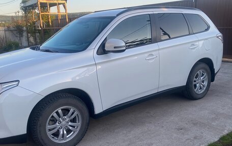 Mitsubishi Outlander III рестайлинг 3, 2013 год, 1 650 000 рублей, 6 фотография