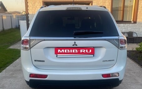 Mitsubishi Outlander III рестайлинг 3, 2013 год, 1 650 000 рублей, 8 фотография
