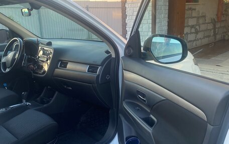 Mitsubishi Outlander III рестайлинг 3, 2013 год, 1 650 000 рублей, 10 фотография