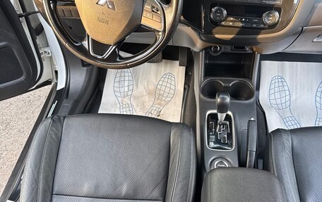 Mitsubishi Outlander III рестайлинг 3, 2015 год, 2 350 000 рублей, 9 фотография