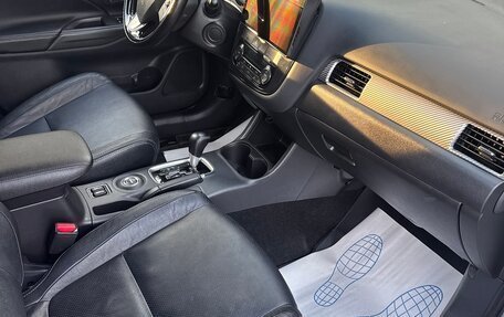 Mitsubishi Outlander III рестайлинг 3, 2015 год, 2 350 000 рублей, 12 фотография