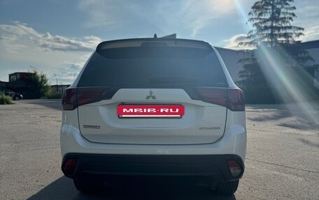 Mitsubishi Outlander III рестайлинг 3, 2015 год, 2 350 000 рублей, 4 фотография