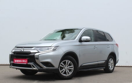 Mitsubishi Outlander III рестайлинг 3, 2018 год, 1 830 000 рублей, 1 фотография